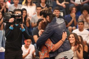 Luan Santana abraça fã da plateia (Foto: Carol Caminha/Gshow)